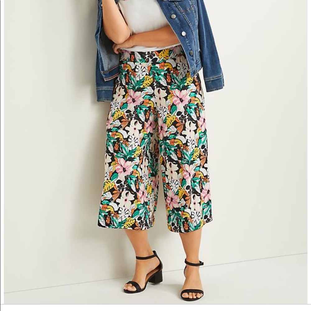 Wide-leg crops. Size 26/28.